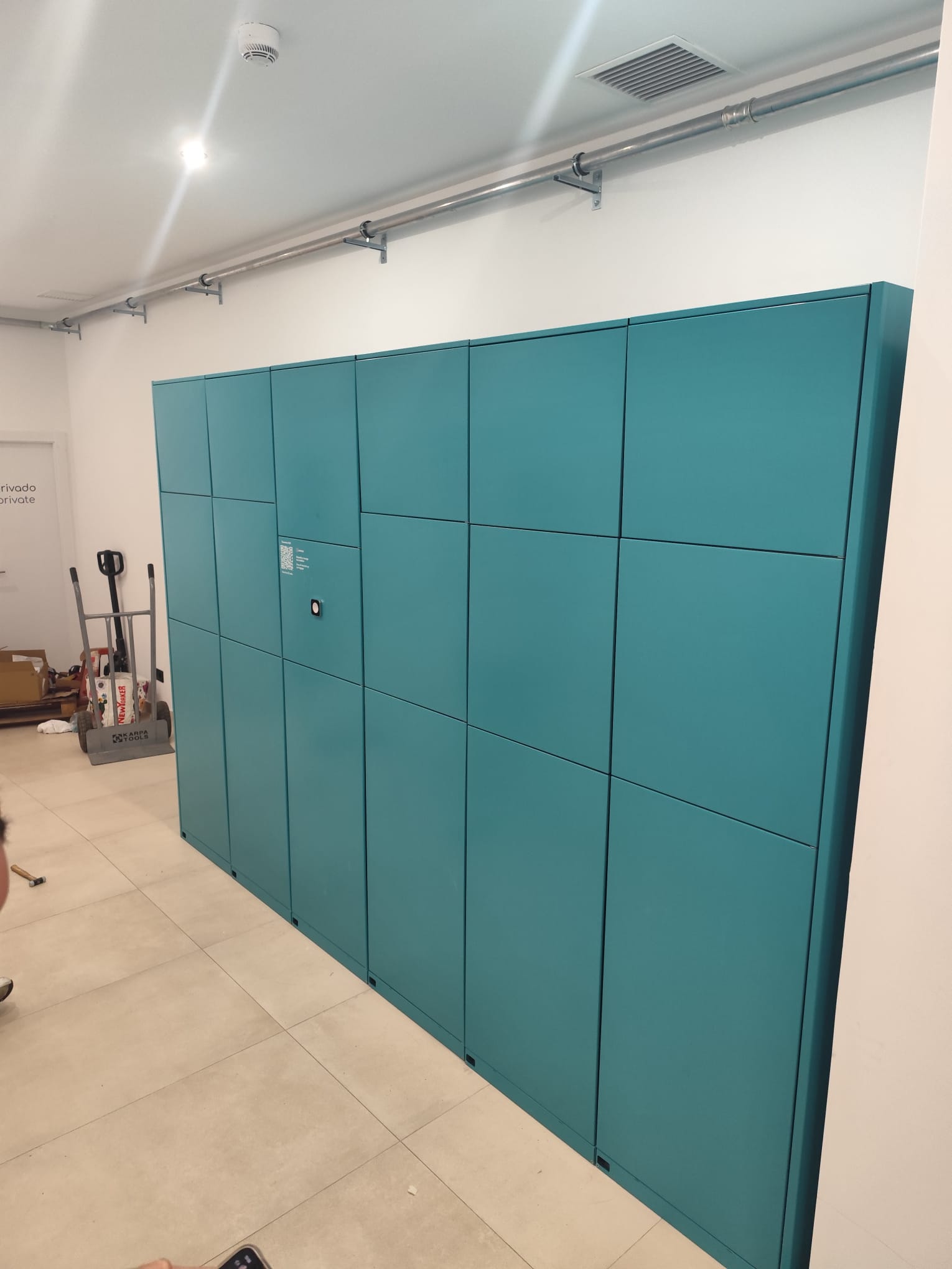 Mueble de lockers instalado en GaiaRooms, acabado en verde del hotel